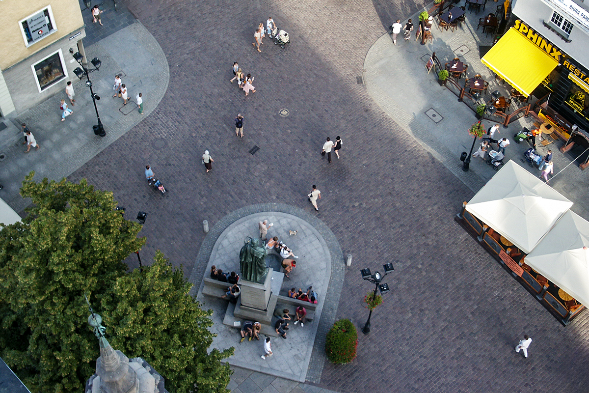 Pomnik Kopernika widziany z wieży Ratusza